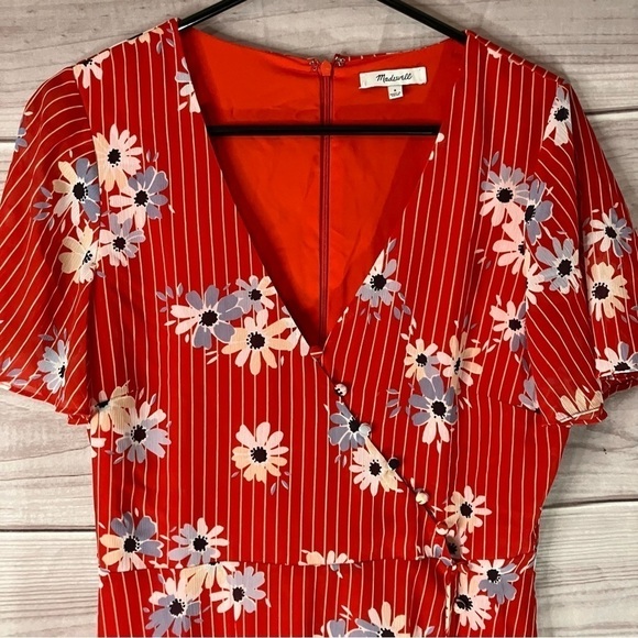 MADEWELL Button Wrap Dress in Floral Daisy Society - Picture 4 of 13